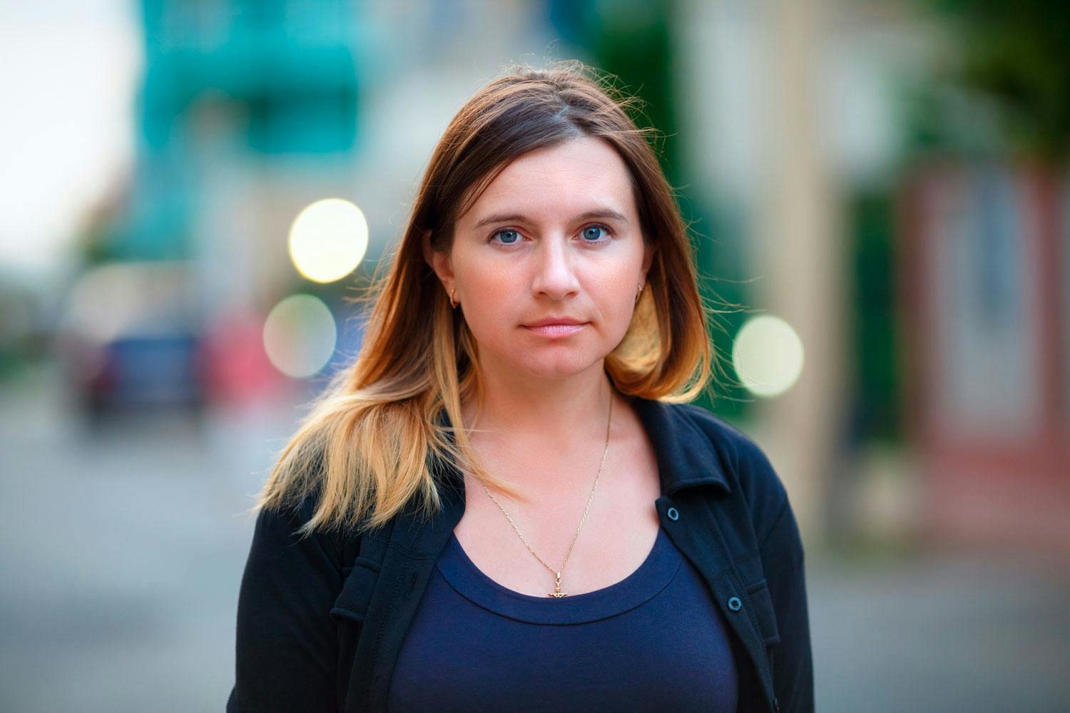 Taustasumennus muotokuvaan. Muotokuva, jossa on sumea tausta. Jos haluaa varmistaa, että vain tausta sumenee, voi käyttää PhotoPillsin syväterävyyslaskuria.